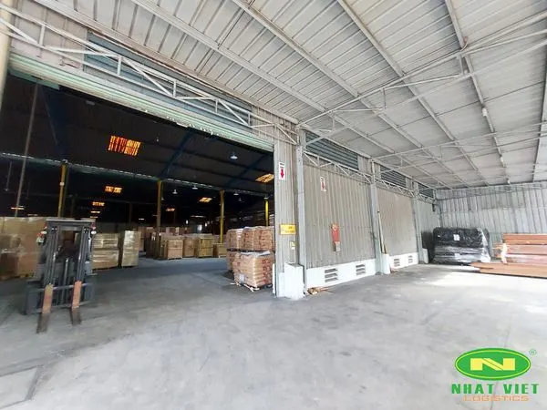 cho thue kho xuong tai kcn pho noi a b r n r n nhat viet logistics chuyen cung cap cac dich vu cho thue kho quan li hang hoa kem theo dich vu boc xep xe nang ha bang tai dong goi dan tem van tai vv r n r n kho moi dien tich 2700m2 cho thue nho le