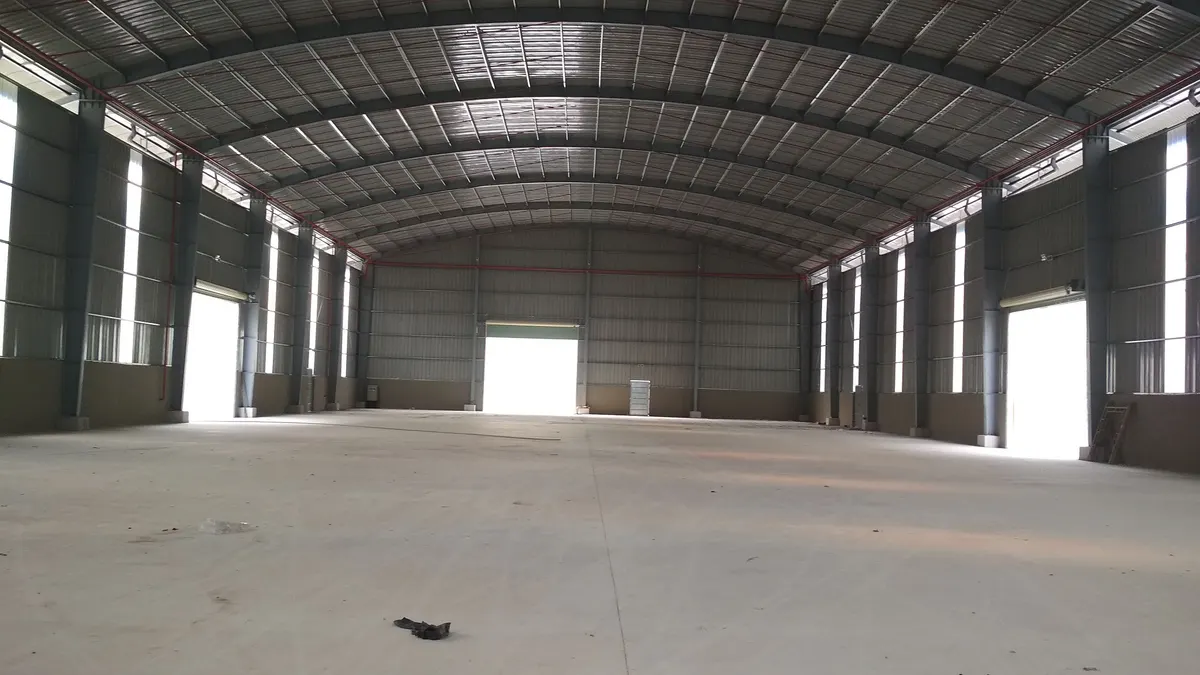 cho thue 7 300m2 kho xuong mat tien do van day hoc mon gia re